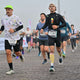 Coureur en plein effort utilisant des bandes nasales pour optimiser sa respiration et son endurance pendant l’entraînement.