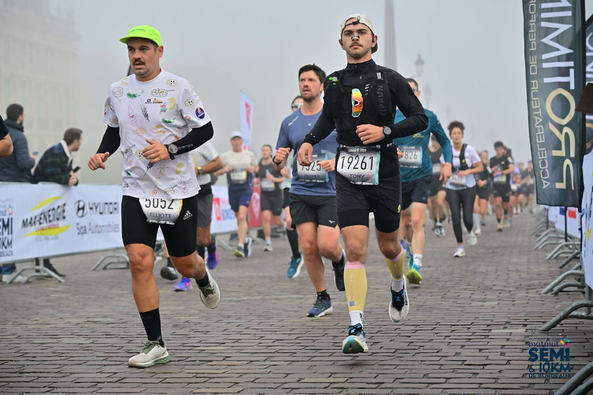 Coureur en plein effort utilisant des bandes nasales pour optimiser sa respiration et son endurance pendant l’entraînement.