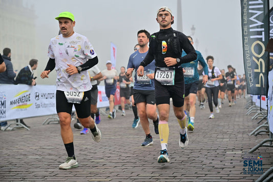 Coureur en plein effort utilisant des bandes nasales pour optimiser sa respiration et son endurance pendant l’entraînement.