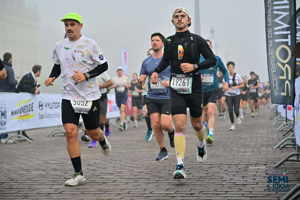 Coureur en plein effort utilisant des bandes nasales pour optimiser sa respiration et son endurance pendant l’entraînement.