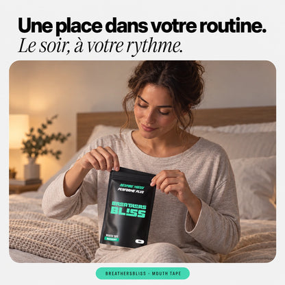 Femme ouvrant un sachet de bandes buccales BreathersBliss dans une chambre, pour illustrer la routine du soir.