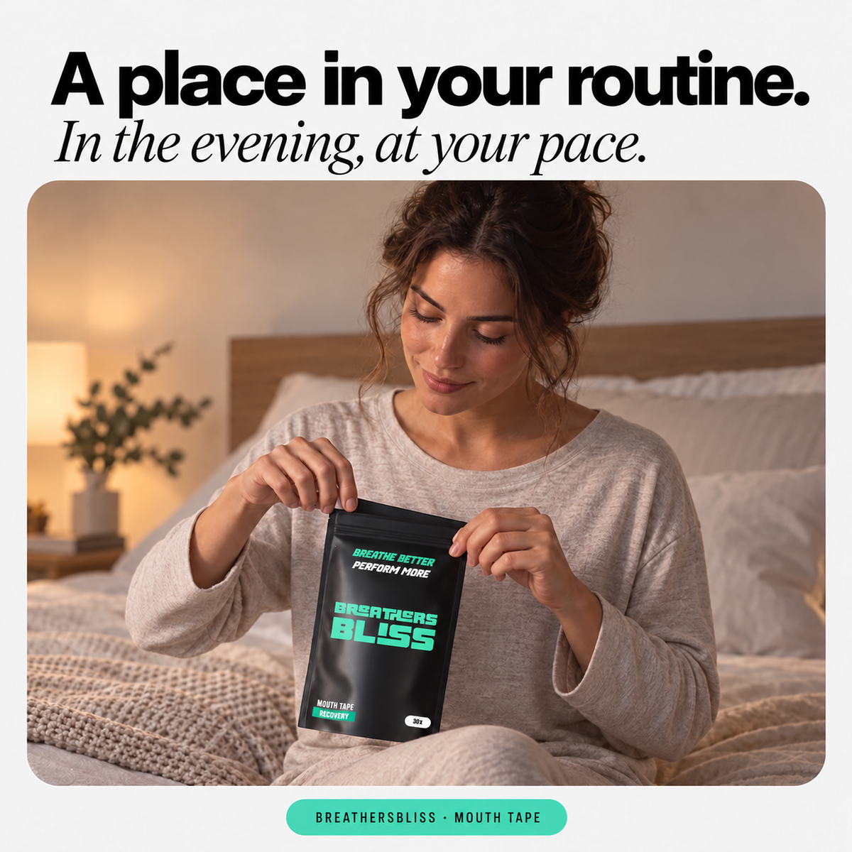 Femme ouvrant un sachet de bandes buccales BreathersBliss dans une chambre, pour illustrer la routine du soir.