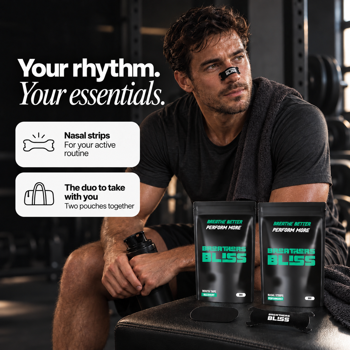Homme portant une bande nasale noire BreathersBliss dans une salle de sport, avec les deux sachets du Pack Athlète posés sur un banc.