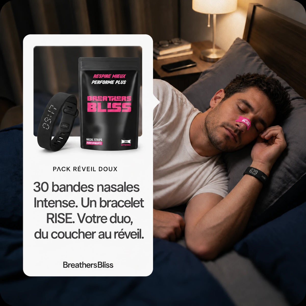 Homme au repos portant une bande nasale Intense rose et le bracelet RISE noir, avec le Pack Réveil Doux BreathersBliss.