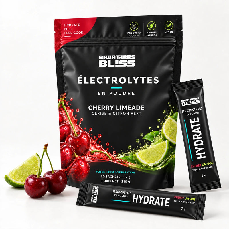 Sachet d’électrolytes BreathersBliss Cherry Limeade et deux sticks sur fond clair, avec cerises et citron vert.