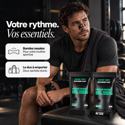 Homme portant une bande nasale noire BreathersBliss dans une salle de sport, avec les deux sachets du Pack Athlète posés sur un banc.
