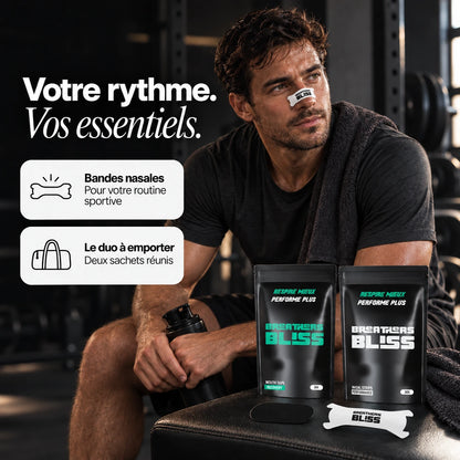 Sportif portant une bande nasale blanche BreathersBliss avec les deux sachets du Pack Athlète blanc.